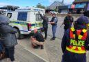 Ugqogqo lwamapolisa lushiye amashishini evaliwe, kwabanja abasibhozo.
